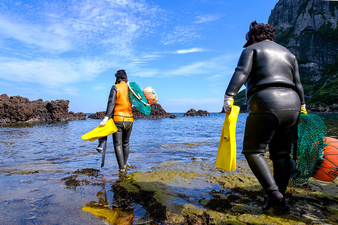 Haenyeo-Frauen, die dafür bekannt sind, dass sie bis in die Achtzigerjahre tauchen und bis zu zwei Minuten lang die Luft anhalten, um Muscheln, Tintenfische, Seetang und andere Meeresfrüchte zu fangen, Jeju, Südkorea, Asien