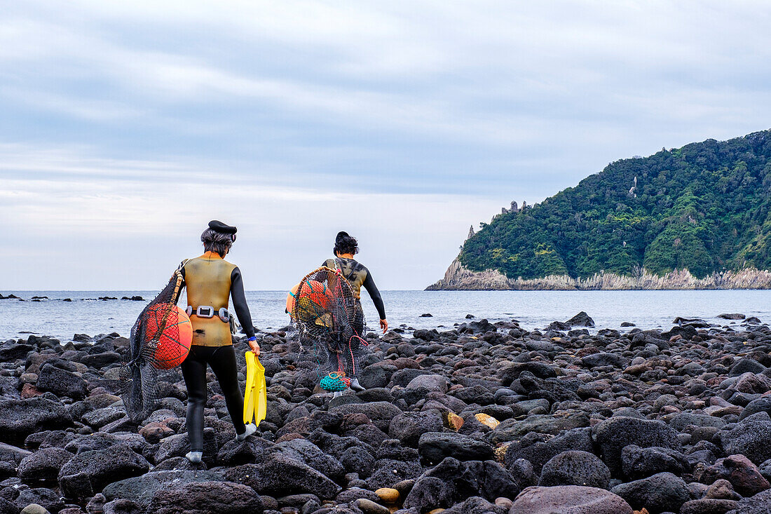 Haenyeo-Frauen, die dafür bekannt sind, dass sie bis in die Achtzigerjahre tauchen und bis zu zwei Minuten lang die Luft anhalten, um Muscheln, Tintenfische, Seetang und andere Meeresfrüchte zu fangen, Jeju, Südkorea, Asien