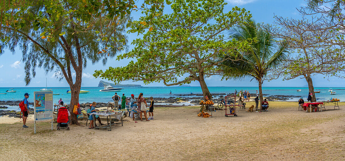 Blick auf Strand und Händler an einem sonnigen Tag in Cap Malheureux, Mauritius, Indischer Ozean, Afrika