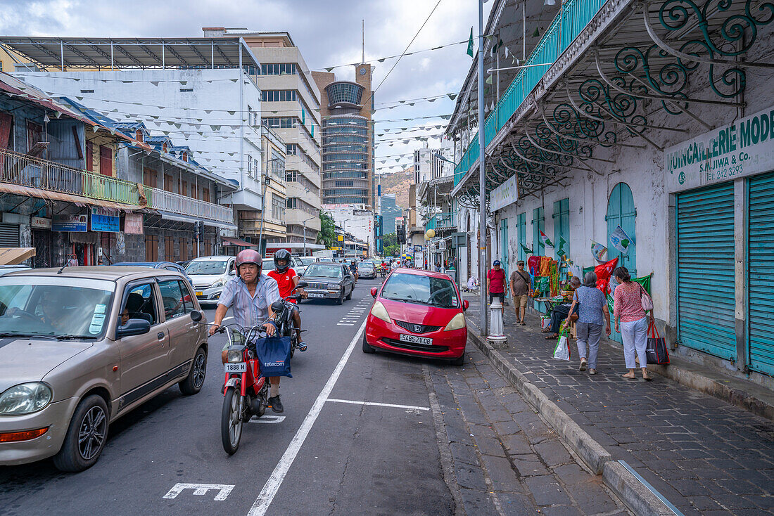 Blick auf Architektur und belebte Straße in Port Louis, Port Louis, Mauritius, Indischer Ozean, Afrika