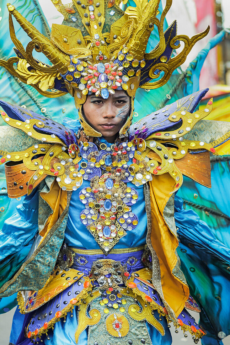 Junger Mann in aufwändigem Kostüm bei der jährlichen Parade des Internationalen Blumenfestes von Tomohon, Nordsulawesi, Sulawesi, Indonesien, Südostasien, Asien