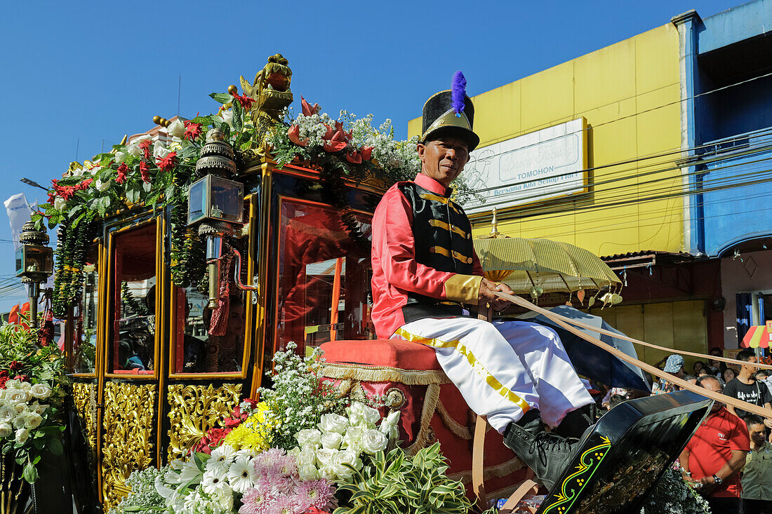 Mann fährt Pferdekutsche bei der jährlichen Tomohon International Flower Festival Parade, Tomohon, Nordsulawesi, Sulawesi, Indonesien, Südostasien, Asien