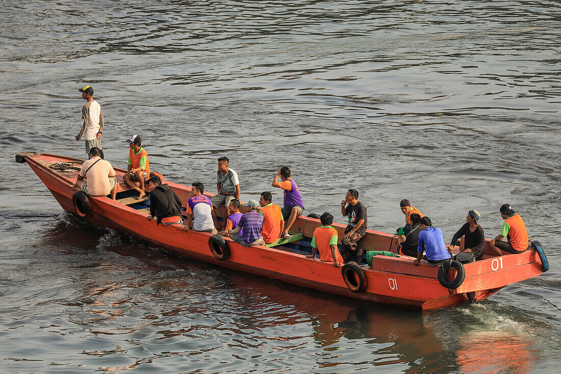 Offenes Fährboot im traditionellen Design mit Passagieren im Hafen dieser Provinzhauptstadt im hohen Norden Sulawesis. Manado, Nordsulawesi, Indonesien, Südostasien, Asien