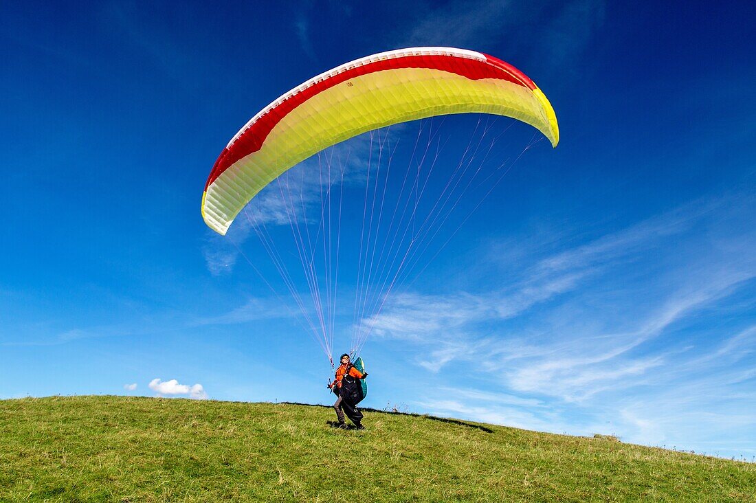 Gleitschirmflieger beim Start am Mount Caburn, nahe Lewes, East Sussex, England, Vereinigtes Königreich, Europa