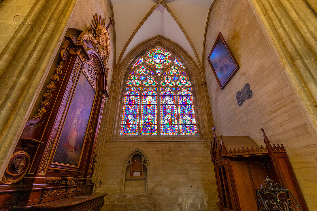 Buntglasfenster in der Kathedrale von Bayeux, Bayeux, Normandie, Frankreich, Nordwesteuropa