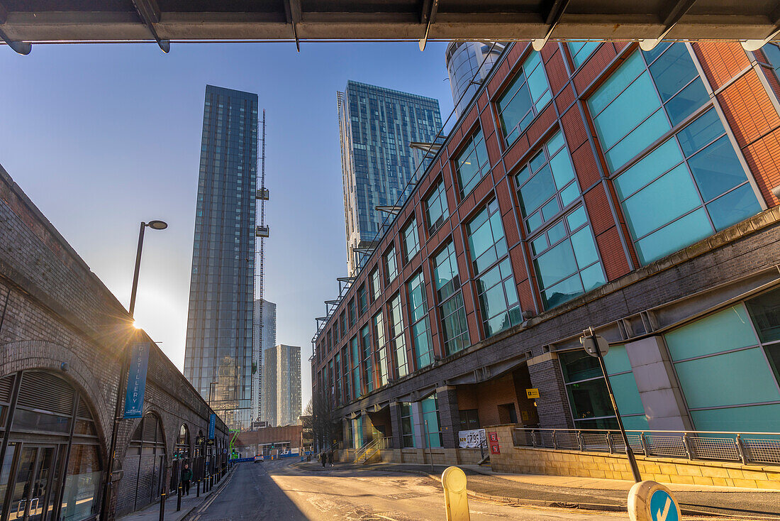 Blick auf Wohnungen an der Deansgate, eingerahmt von modernen Gebäuden, Manchester, Lancashire, England, Vereinigtes Königreich, Europa