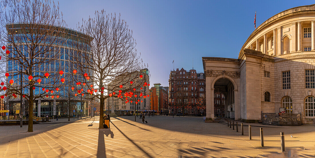 Blick auf chinesische Laternen und die Zentralbibliothek am St. Peter's Square, Manchester, Lancashire, England, Vereinigtes Königreich, Europa