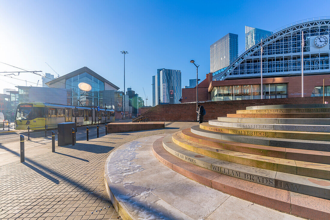 Blick auf den Manchester Central Convention Complex und das Peterloo Massacre Monument, Manchester, Lancashire, England, Vereinigtes Königreich, Europa