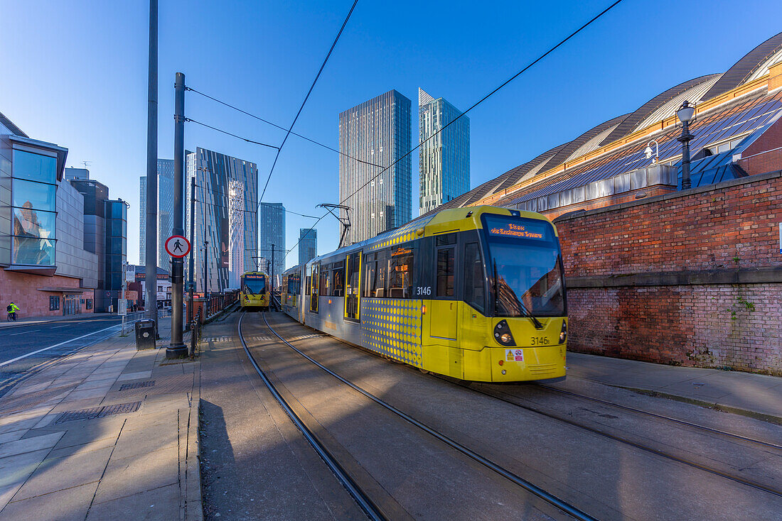 Blick auf Wohnhäuser, Straßenbahn und Tower Of Light, Manchester, Lancashire, England, Vereinigtes Königreich, Europa