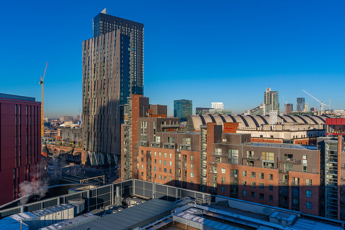 Blick auf die Skyline der Stadt vom Tony Wilson Place, Manchester, Lancashire, England, Vereinigtes Königreich, Europa