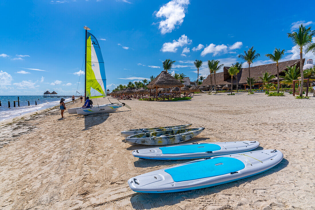 Blick auf Wassersportgeräte am Strand von Puerto Morelos, Karibikküste, Yucatan-Halbinsel, Riviera Maya, Mexiko, Nordamerika