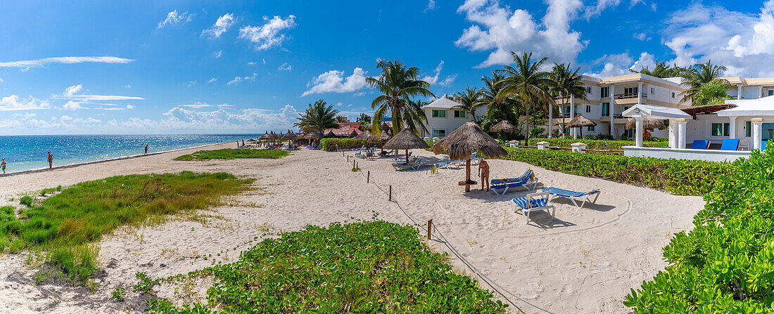 Blick auf Strand und Meer in Puerto Morelos, Karibikküste, Yucatan-Halbinsel, Riviera Maya, Mexiko, Nordamerika