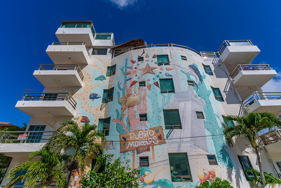 Blick auf Wandkunst am Apartmenthaus in Puerto Morelos, Karibikküste, Yucatan-Halbinsel, Riviera Maya, Mexiko, Nordamerika