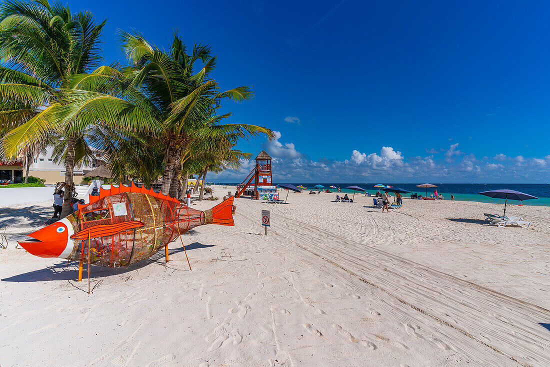 Blick auf Strand und Palmen in Puerto Morelos, Karibikküste, Yucatan-Halbinsel, Riviera Maya, Mexiko, Nordamerika