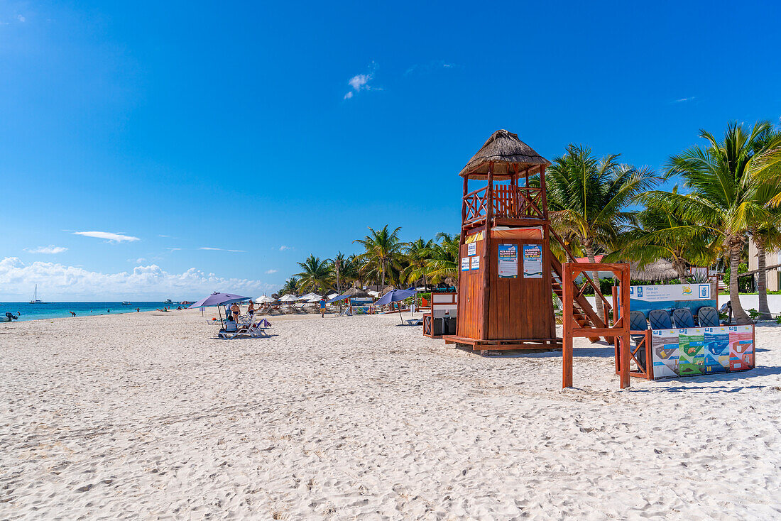 Blick auf Strand und Rettungsschwimmerturm in Puerto Morelos, Karibikküste, Halbinsel Yucatan, Riviera Maya, Mexiko, Nordamerika