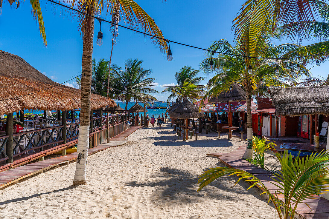 Blick auf Restaurants und Strandbar in Puerto Morelos, Karibikküste, Yucatan-Halbinsel, Riviera Maya, Mexiko, Nordamerika