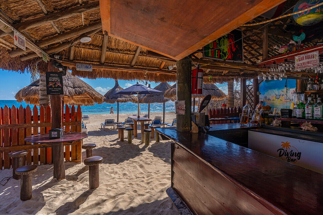 Blick auf die Strandbar in Puerto Morelos, Karibikküste, Yucatan-Halbinsel, Riviera Maya, Mexiko, Nordamerika