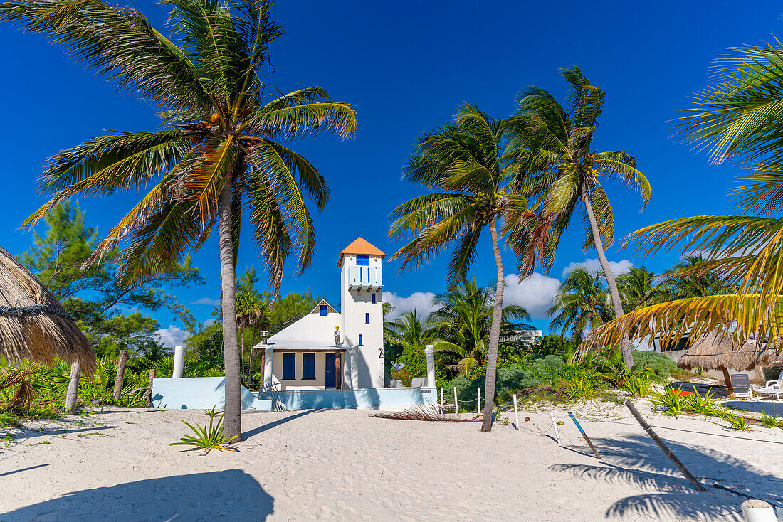 Blick auf Wachturm am Strand von Puerto Morelos, Karibikküste, Yucatan-Halbinsel, Riviera Maya, Mexiko, Nordamerika