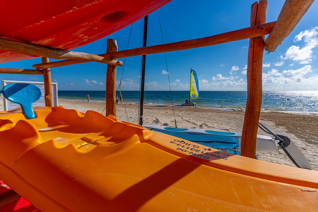 Blick auf Wassersport am Strand von Puerto Morelos, Karibikküste, Yucatan-Halbinsel, Riviera Maya, Mexiko, Nordamerika