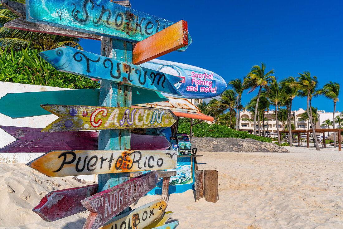 Blick auf ein buntes Ortsschild am Strand von Puerto Morelos, Karibikküste, Halbinsel Yucatan, Riviera Maya, Mexiko, Nordamerika