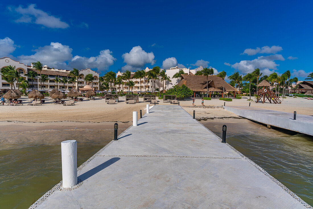 Blick auf den Strand von Puerto Morelos, Karibikküste, Halbinsel Yucatan, Riviera Maya, Mexiko, Nordamerika