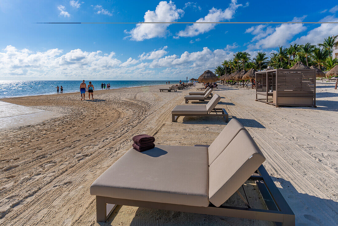 Blick auf Liegestühle am Strand von Puerto Morelos, Karibikküste, Halbinsel Yucatan, Riviera Maya, Mexiko, Nordamerika