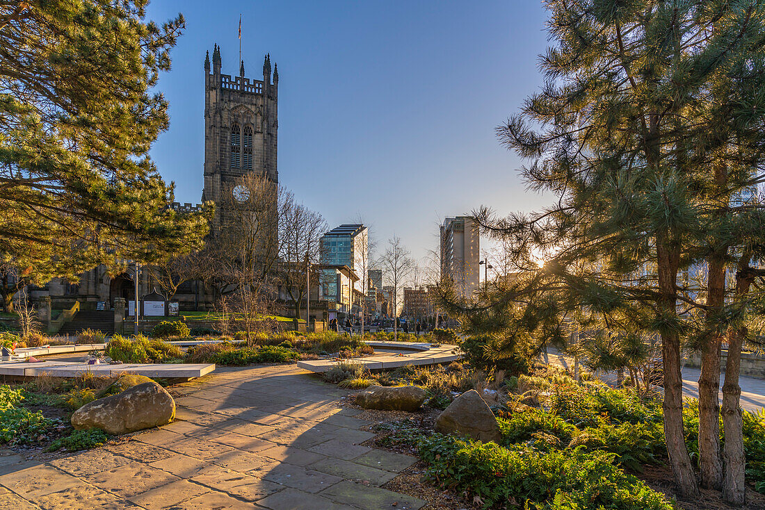 Blick auf die Gedenkstätte Glade of Light und die Kathedrale von Manchester, Manchester, Lancashire, England, Vereinigtes Königreich, Europa