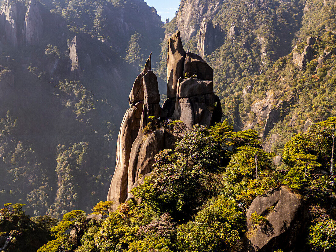 Luftaufnahme des taoistischen Bergs Sanqing, UNESCO-Weltkulturerbe, Jiangxi, China, Asien