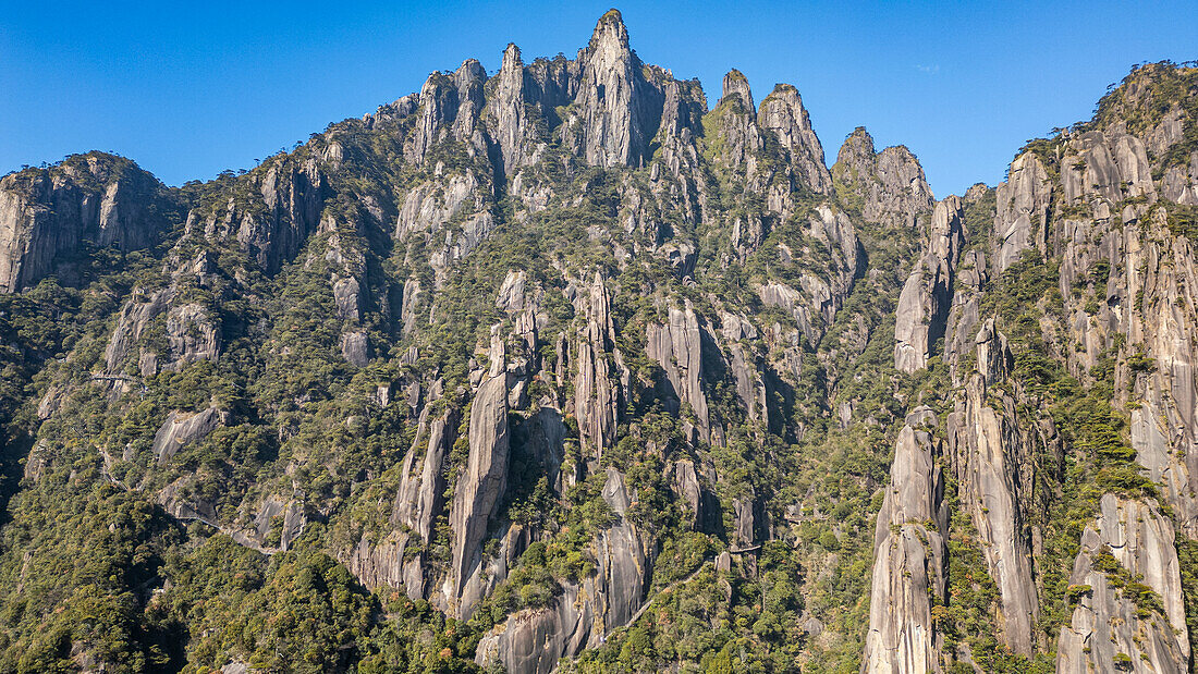 Luftaufnahme des taoistischen Bergs Sanqing, UNESCO-Weltkulturerbe, Jiangxi, China, Asien