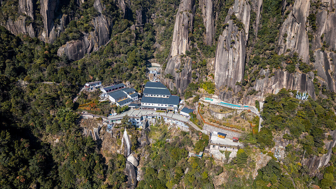 Luftaufnahme des taoistischen Bergs Sanqing, UNESCO-Weltkulturerbe, Jiangxi, China, Asien