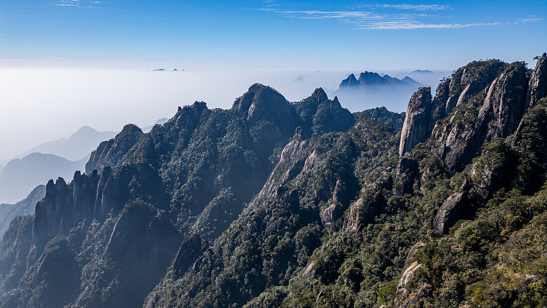 Luftaufnahme des taoistischen Bergs Sanqing, UNESCO-Weltkulturerbe, Jiangxi, China, Asien