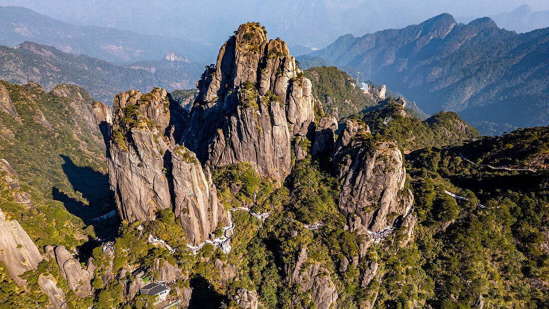 Luftaufnahme des taoistischen Bergs Sanqing, UNESCO-Weltkulturerbe, Jiangxi, China, Asien