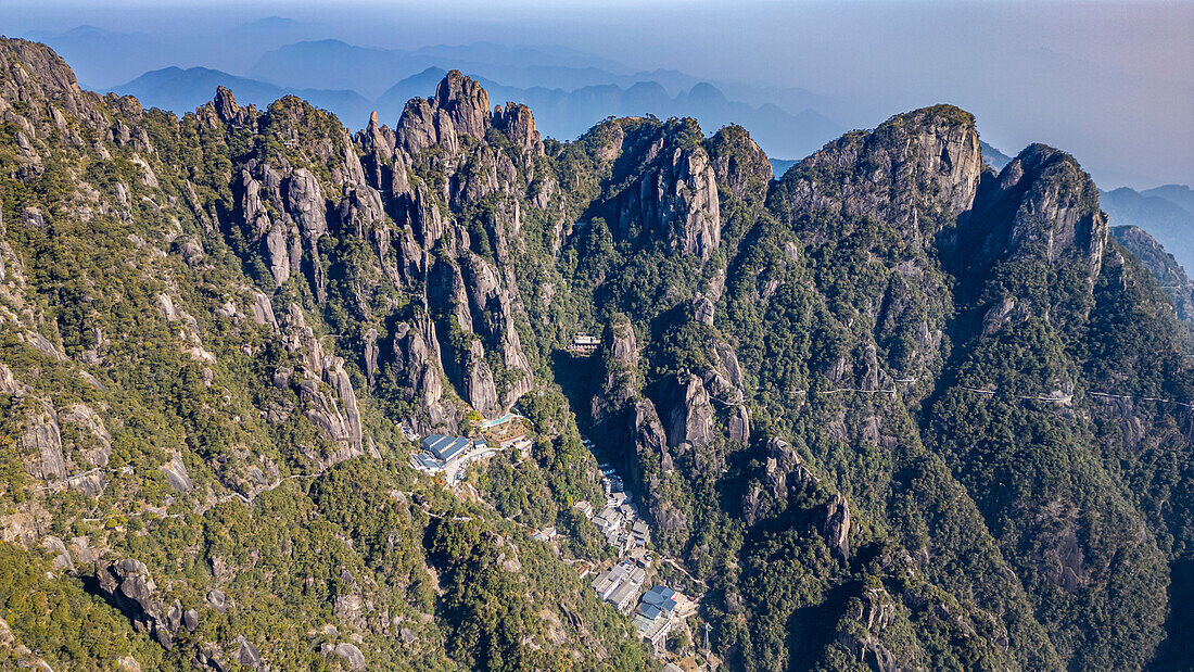 Luftaufnahme des taoistischen Bergs Sanqing, UNESCO-Weltkulturerbe, Jiangxi, China, Asien