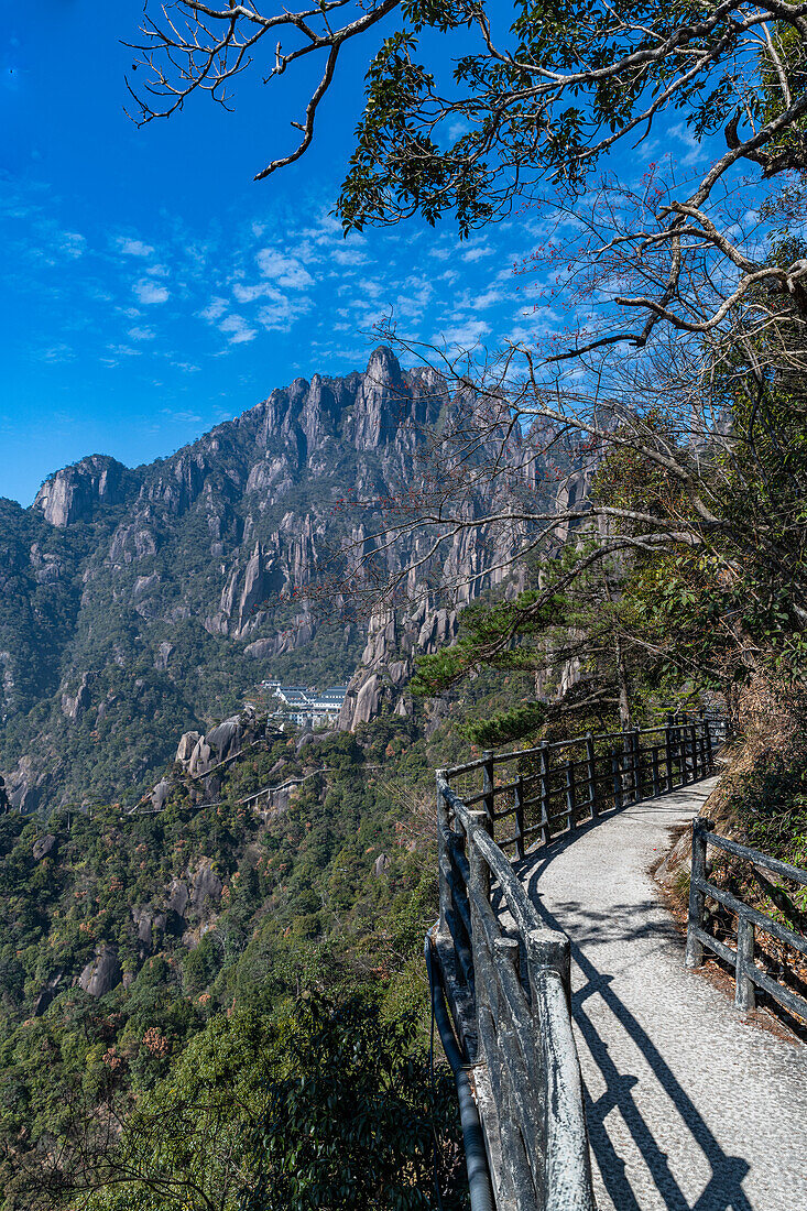 In den Granit gehauener Weg, Der taoistische Sanqing-Berg, UNESCO-Weltkulturerbe, Jiangxi, China, Asien