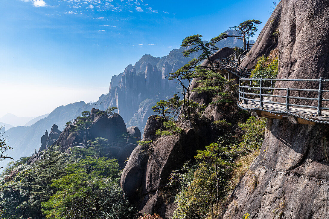 In den Granit gehauener Weg, Der taoistische Sanqing-Berg, UNESCO-Weltkulturerbe, Jiangxi, China, Asien