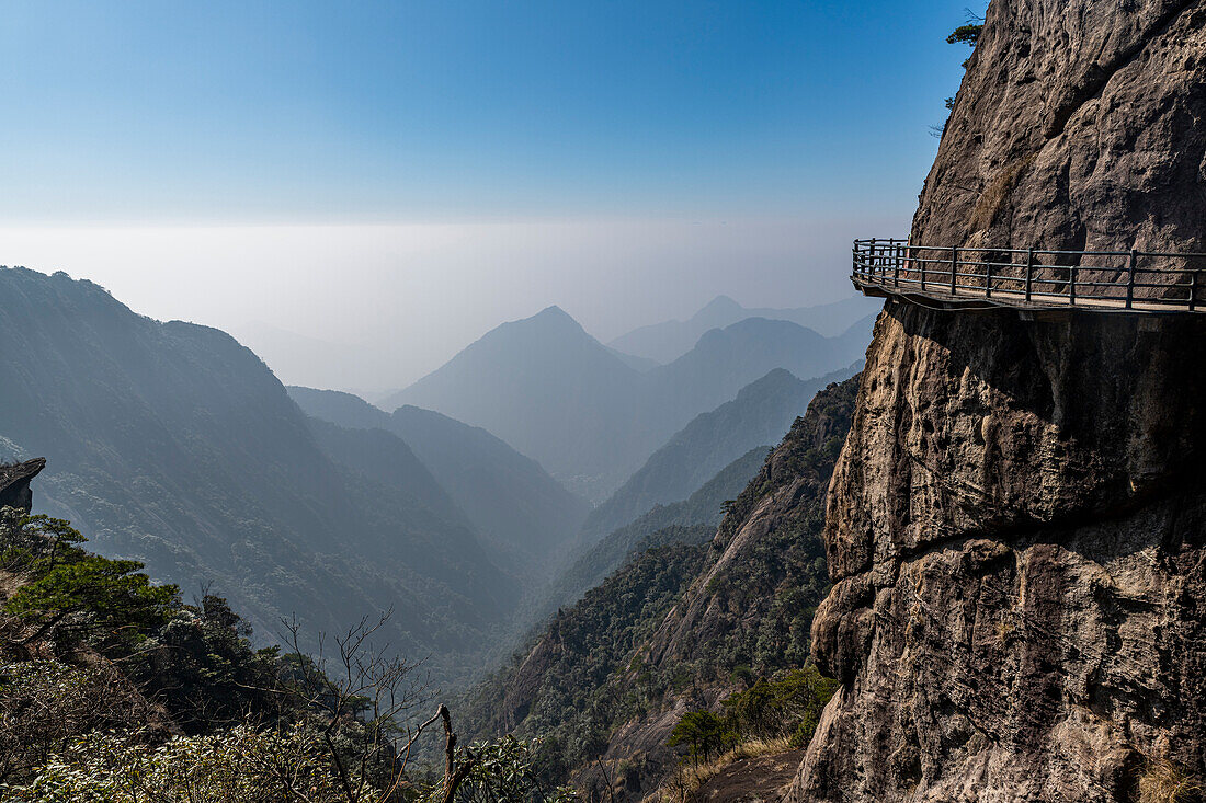 In den Granit gehauener Weg, Der taoistische Sanqing-Berg, UNESCO-Weltkulturerbe, Jiangxi, China, Asien