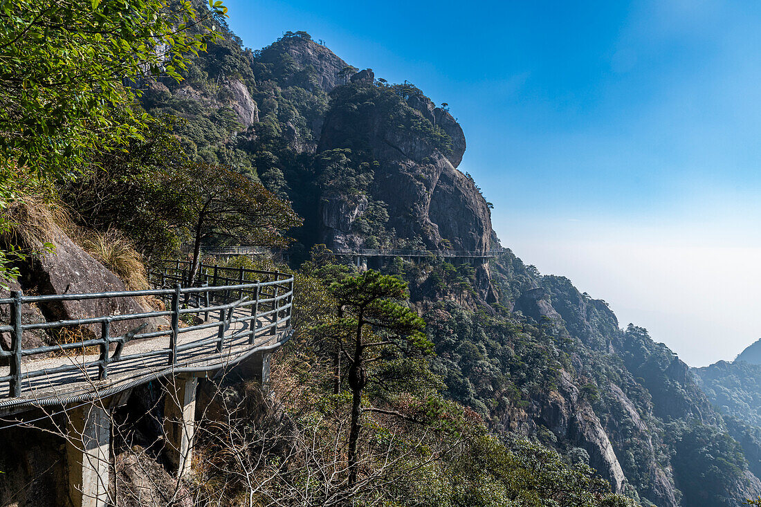 In den Granit gehauener Weg, Der taoistische Sanqing-Berg, UNESCO-Weltkulturerbe, Jiangxi, China, Asien