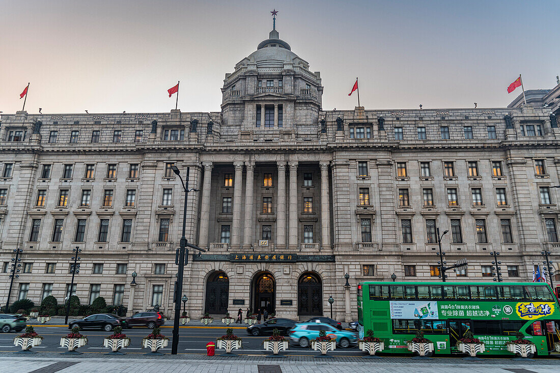 Das Zollgebäude am Bund, Hafenviertel, Zentrum von Shanghai bei Sonnenuntergang, Shanghai, China, Asien