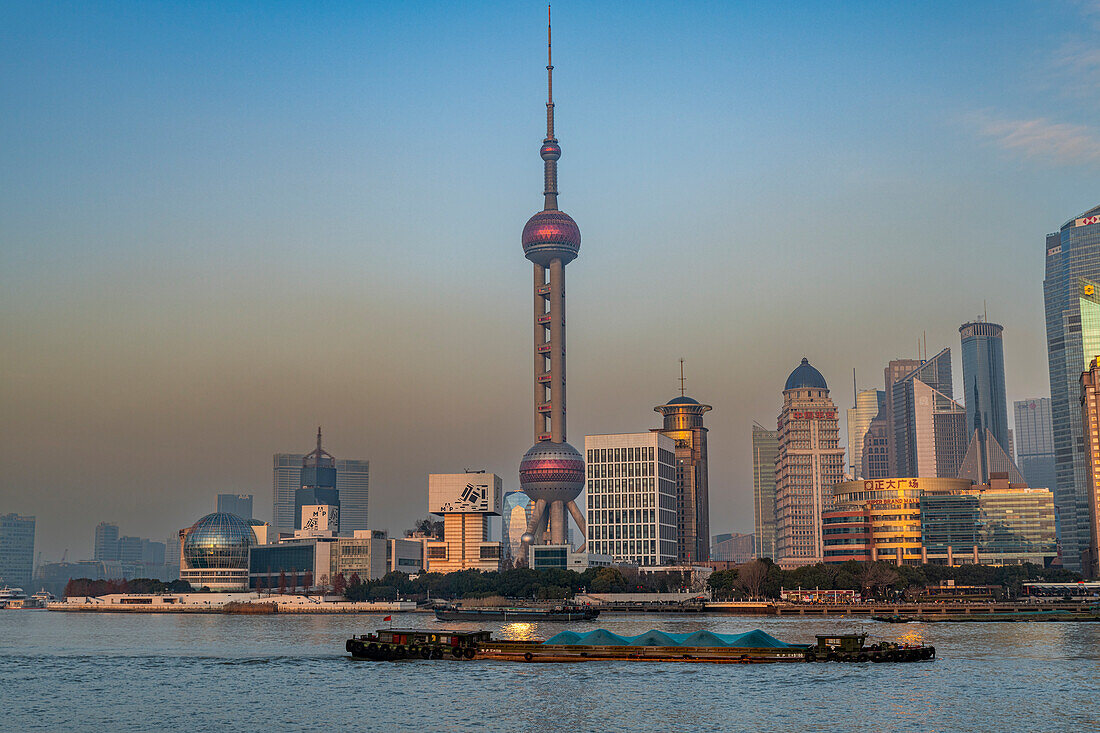 Pudong vom Bund aus gesehen, Hafenviertel, Zentrum von Shanghai bei Sonnenuntergang, Shanghai, China, Asien