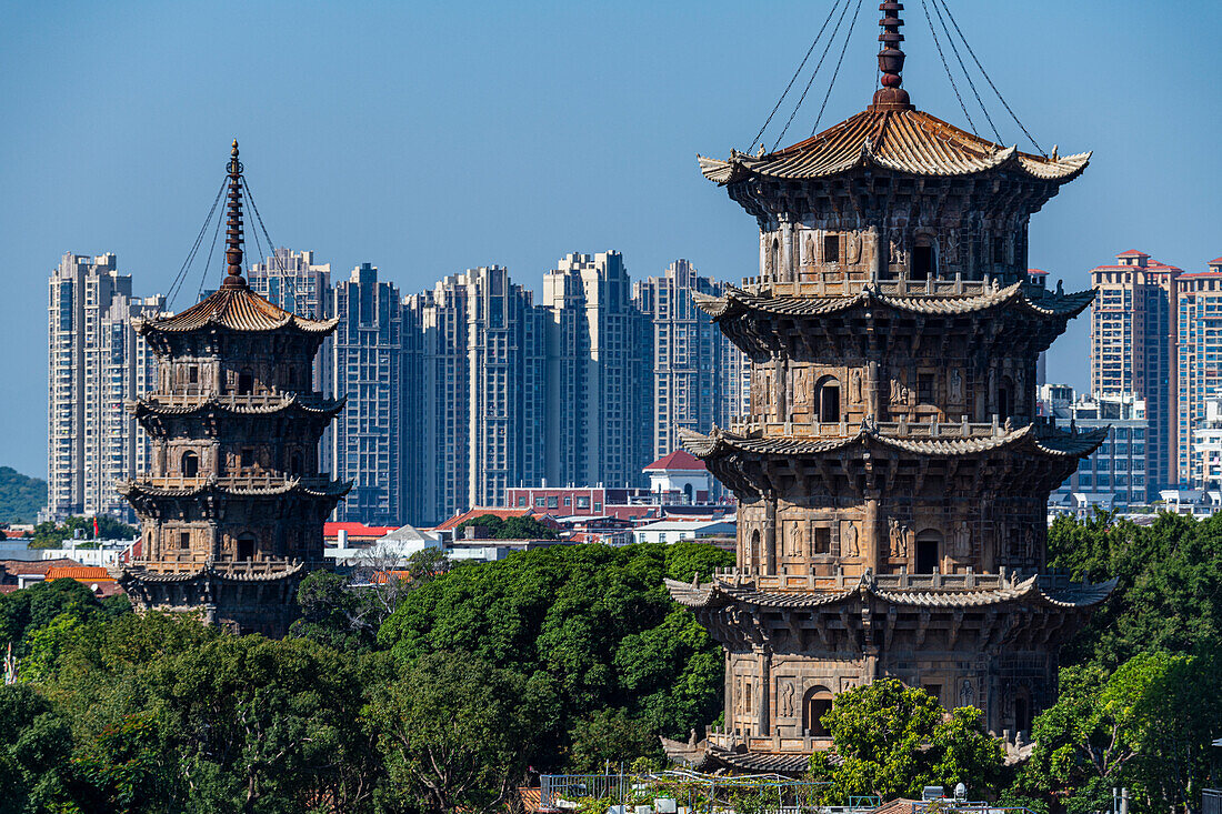 Blick über die Hutongs und Pagoden im Kaiyuan-Tempel, UNESCO-Weltkulturerbe, Quanzhou, Fujian, China, Asien