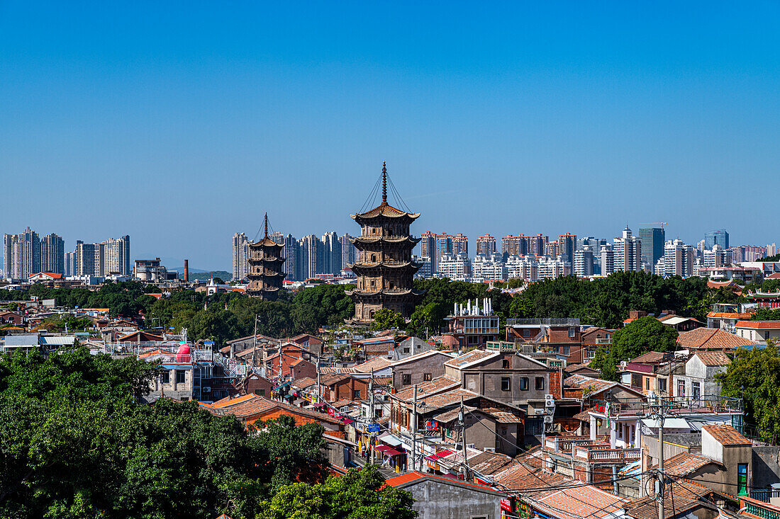 Blick über die Hutongs und Pagoden im Kaiyuan-Tempel, UNESCO-Weltkulturerbe, Quanzhou, Fujian, China, Asien