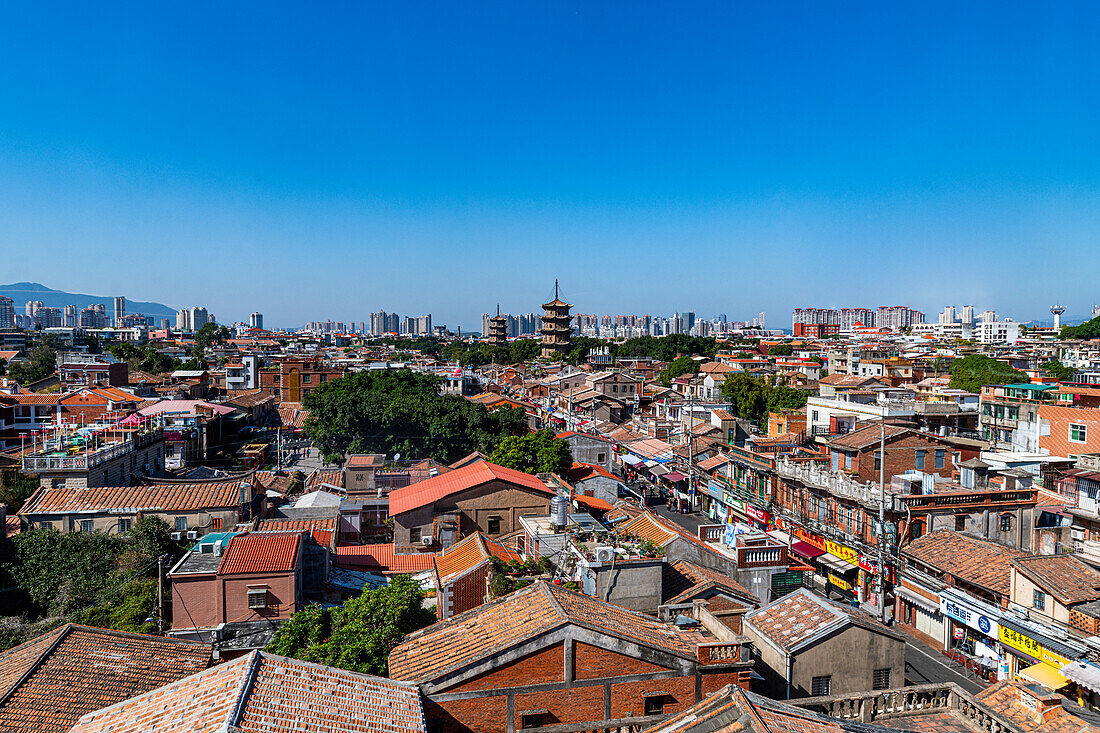 Blick über die Hutongs und Pagoden im Kaiyuan-Tempel, UNESCO-Weltkulturerbe, Quanzhou, Fujian, China, Asien