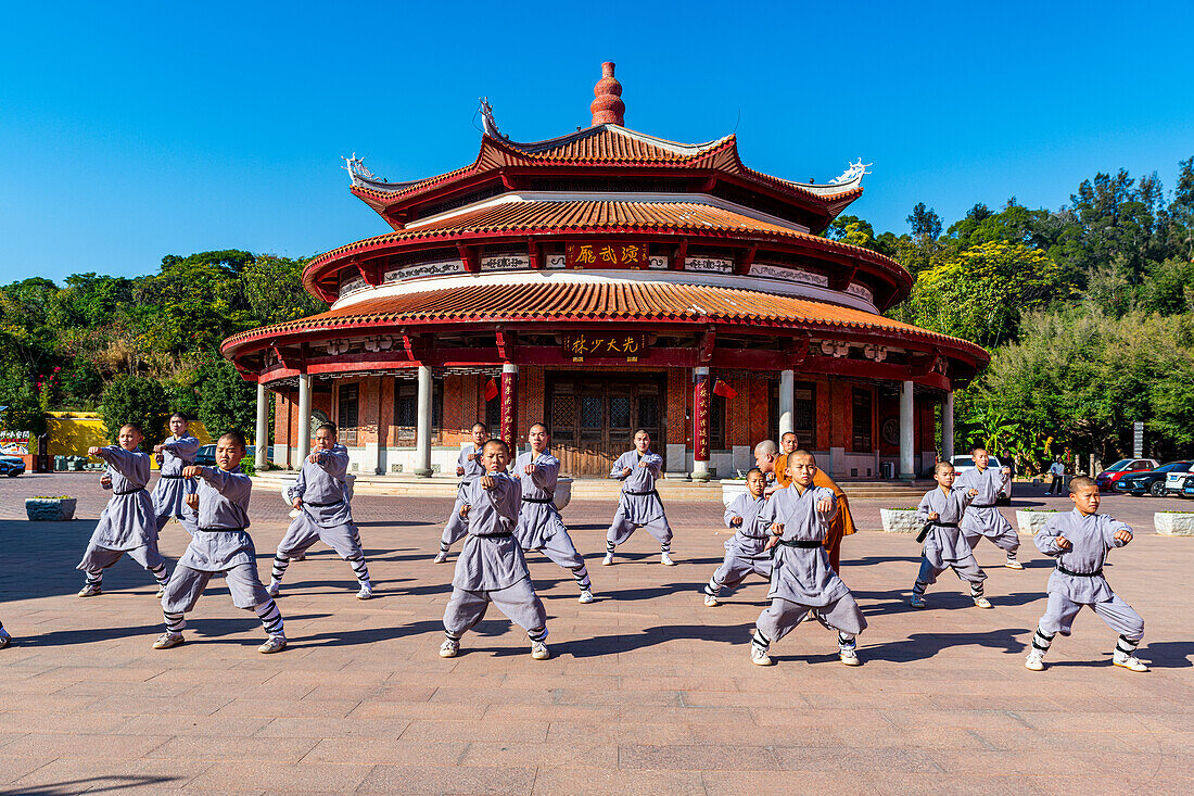 Kampfvorführung der Shaolin-Mönche, Shaolin-Tempel, Quanzhou, UNESCO-Weltkulturerbe, Fujian, China, Asien