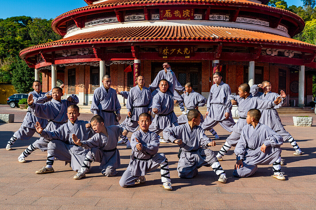 Kampfvorführung der Shaolin-Mönche, Shaolin-Tempel, Quanzhou, UNESCO-Weltkulturerbe, Fujian, China, Asien