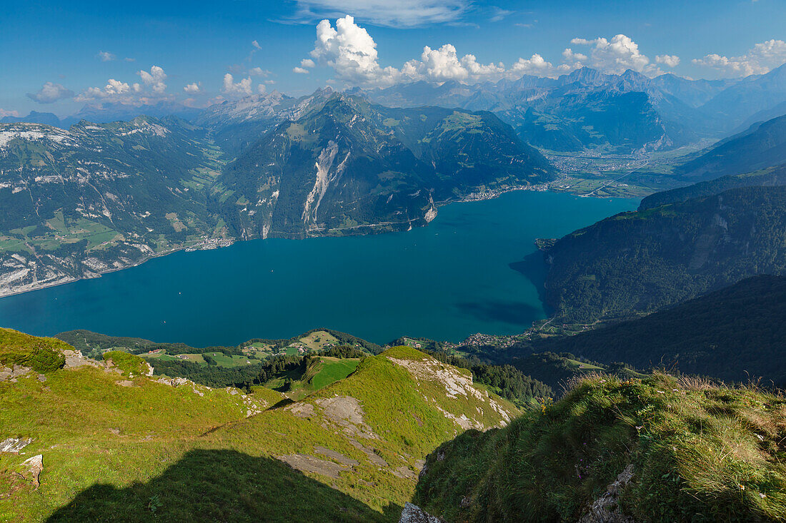 Blick vom Niederbauen, 1923m nach Flüelen und Altdorf, Vierwaldstättersee, Kanton Uri, Schweiz, Europa