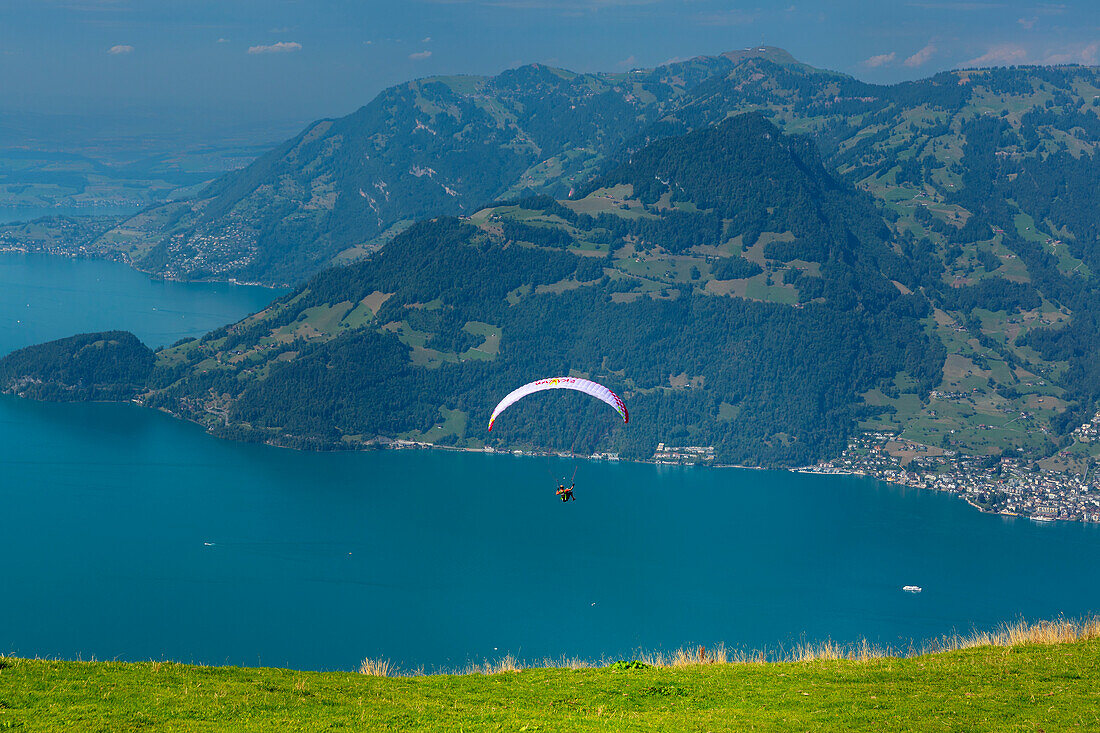 Gleitschirmflieger auf dem Niederbauen, Vierwaldstättersee, Kanton Uri, Schweiz, Europa