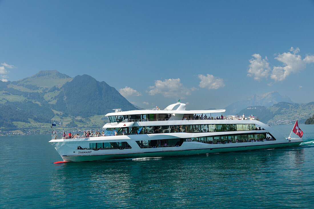 Ausflugsschiff auf dem Vierwaldstättersee, Brunnen, Kanton Schwyz, Schweiz, Europa