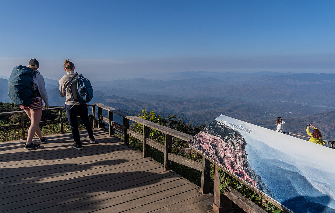 Besucher und Ausblicke auf den Doi Inthanon National Park in der Provinz Chiang Mai, Thailand, Südostasien, Asien