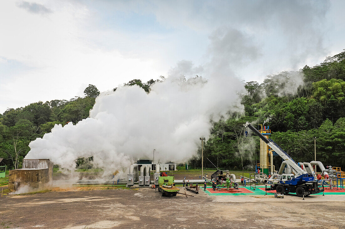 Dampfkamine, Rohre und Arbeiter in einem von Pertamina Geothermal Energy betriebenen Vulkankraftwerk in der Nähe von Tomohon City, Lake Linow, Tomohon, Nordsulawesi, Indonesien, Südostasien, Asien