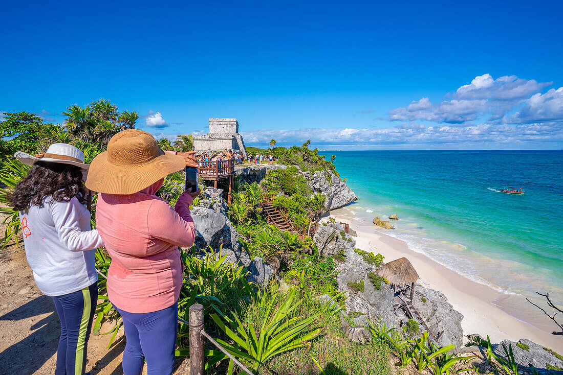 Blick auf Touristen und Maya-Tempelruinen mit Blick aufs Meer, Tulum, Quintana Roo, Karibikküste, Halbinsel Yucatan, Riviera Maya, Mexiko, Nordamerika